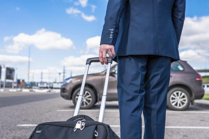 parkplatz auto mann mit koffer